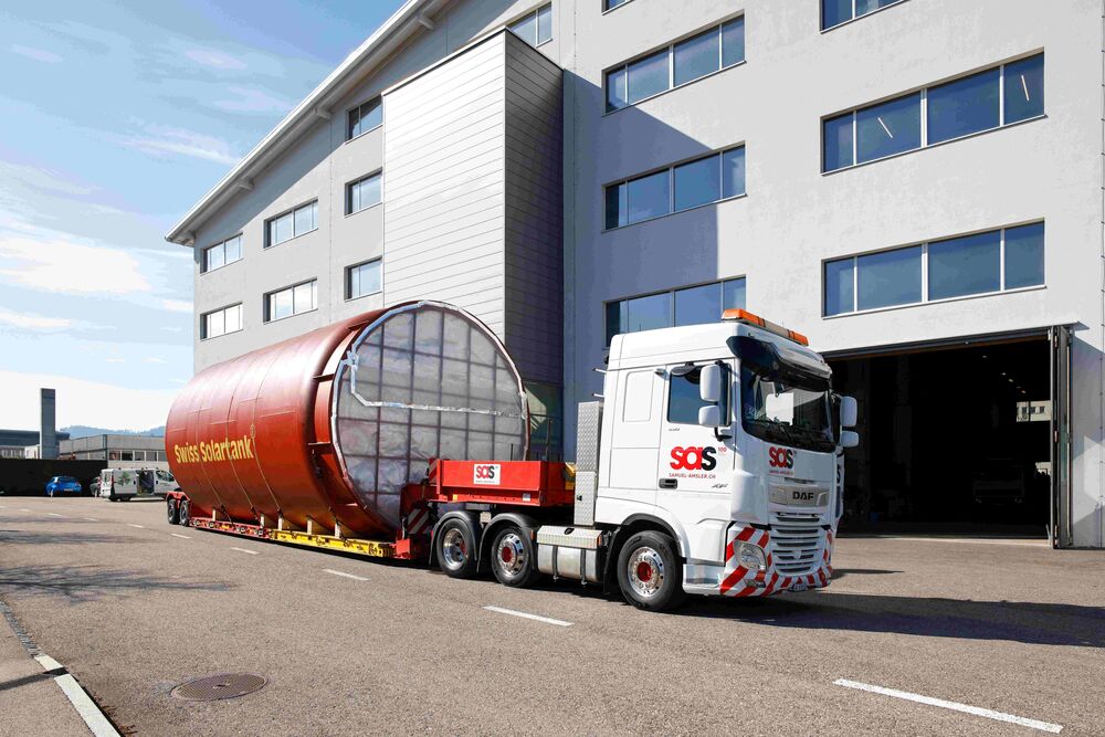 Verladener Grossspeicher, bereit zum Transport an seinen Bestimmungsort.